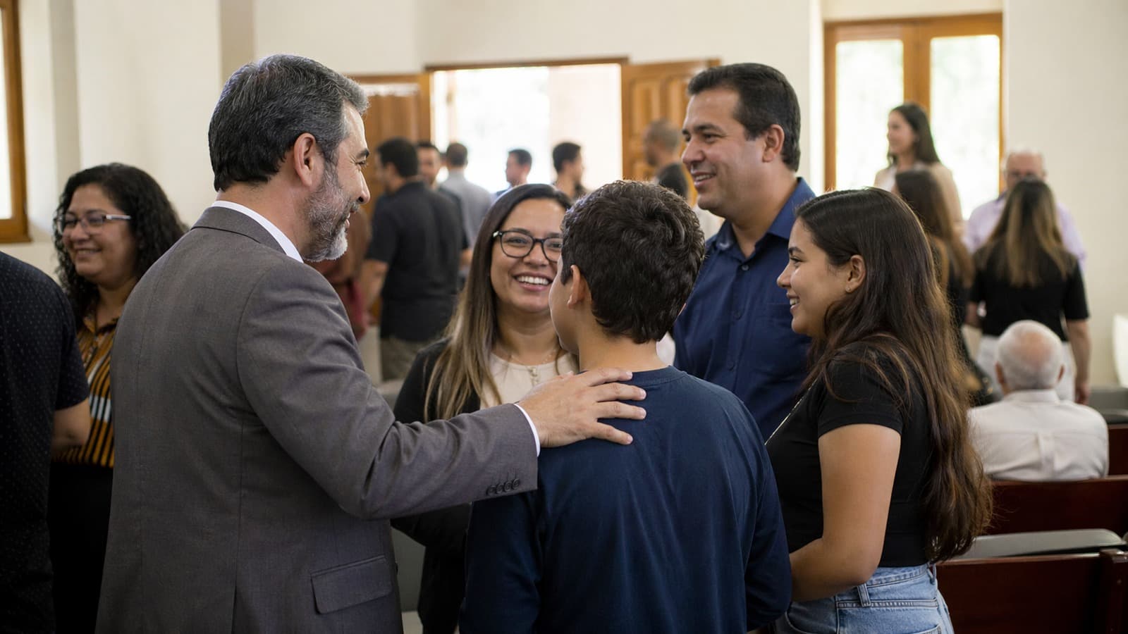 Pastor conversando com membros da igreja